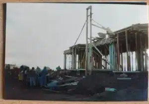 Armado de encofrado de madera tradicional para cimientos y bases estructurales. Arquitecto Gustavo Lamensa informe técnico.