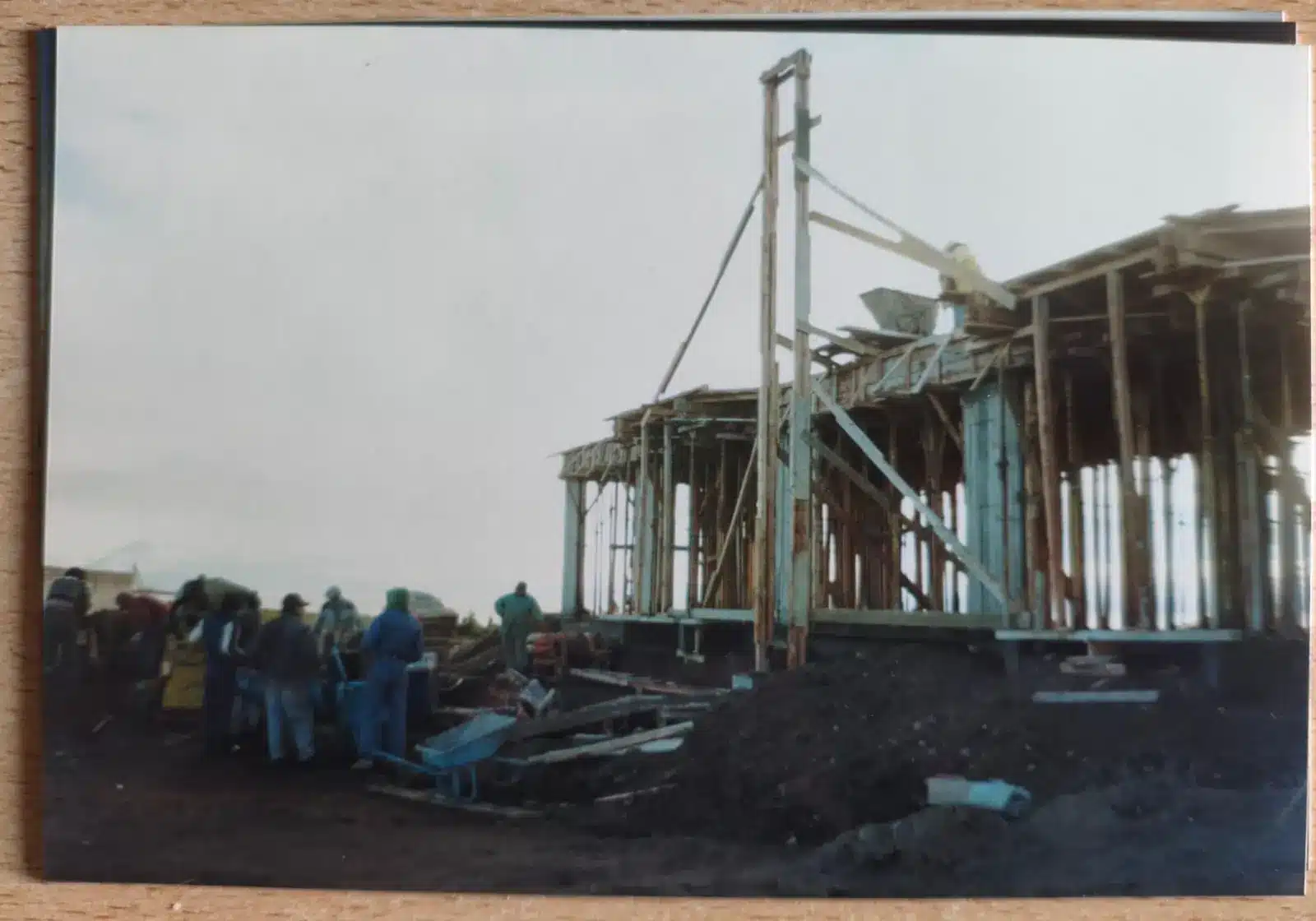 Armado de encofrado de madera tradicional para cimientos y bases estructurales. Arquitecto Gustavo Lamensa informe técnico.