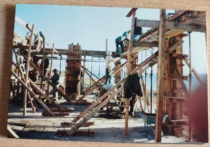 Obreros trabajando con un encofrado de madera en la obra dirigida por el arquitecto Gustavo Lamensa , Director de InformeTec