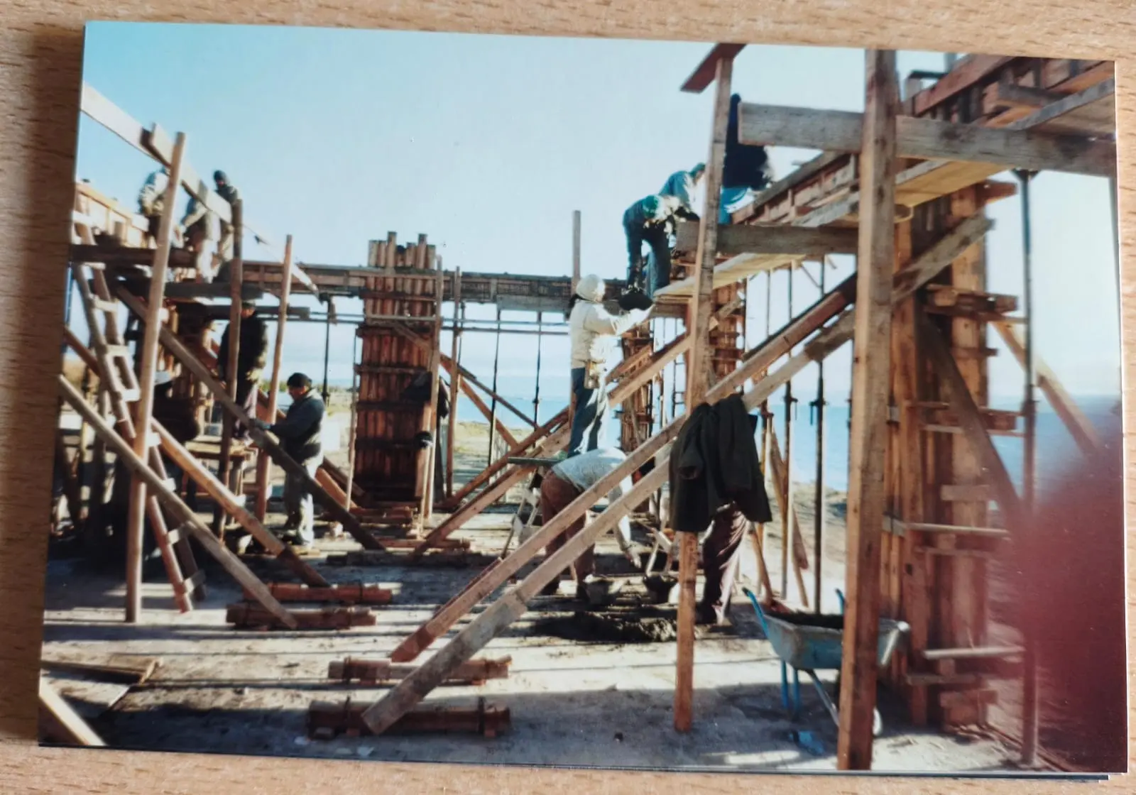 Obreros trabajando con un encofrado de madera en la obra dirigida por el arquitecto Gustavo Lamensa , Director de InformeTec