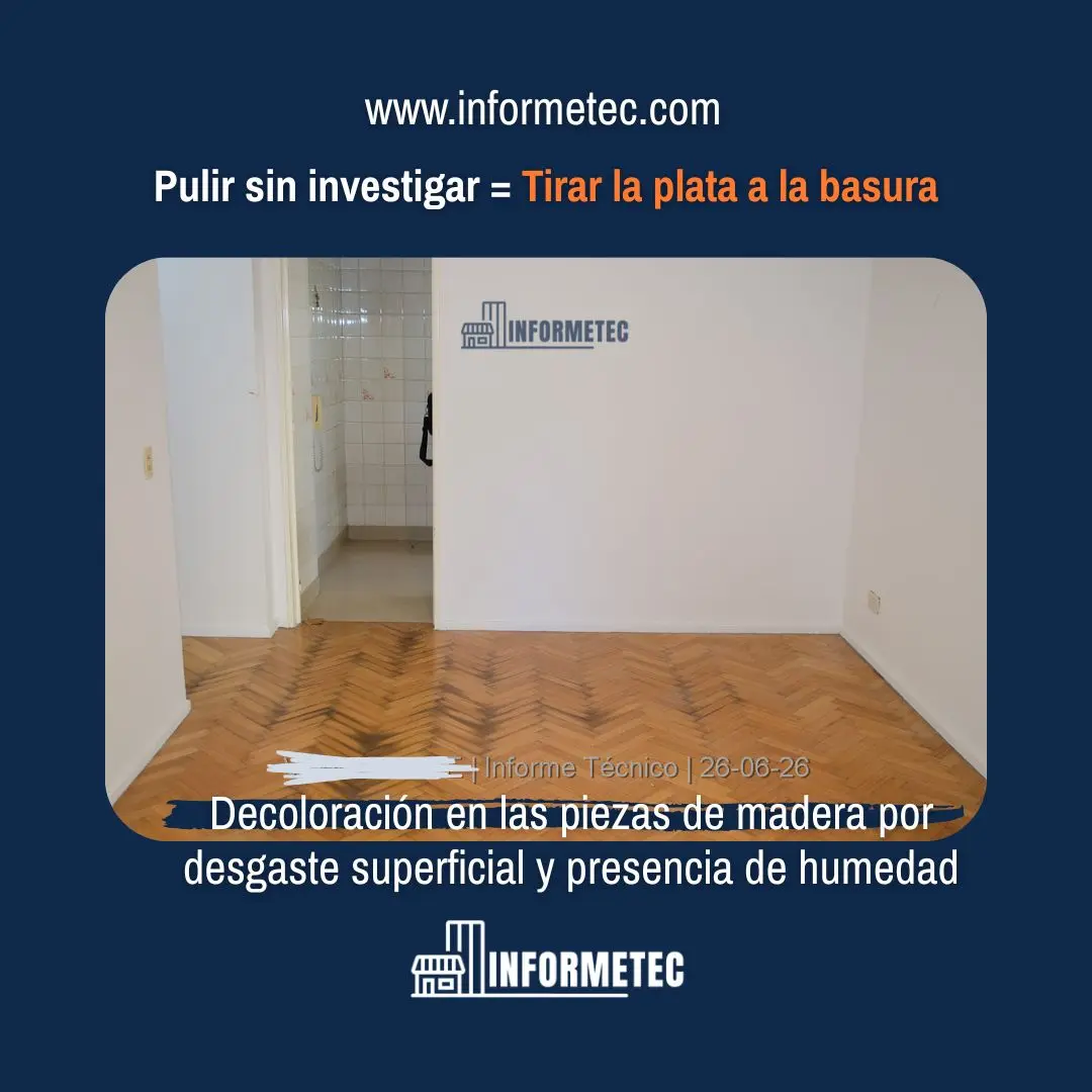 Peritaje técnico de humedades mostrando decoloración y manchas por filtración oculta en piso de madera flotante parquet. Auditoría de vicios ocultos y daños por agua en ambientes interiores realizada por Informetec.