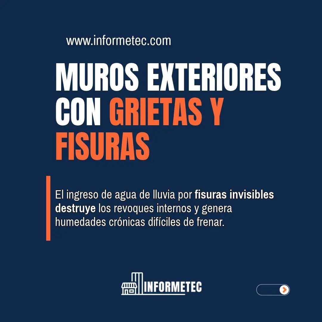MUROS EXTERIORES CON GRIETAS Y FISURAS. El ingreso de agua de lluvia por fisuras invisibles destruye los revoques internos y genera humedades crónicas difíciles de frenar.